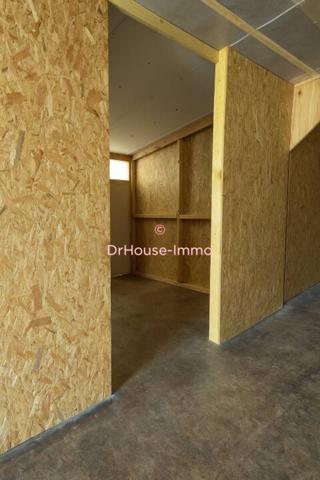 Parking / Box à vendre de 1 366 m²