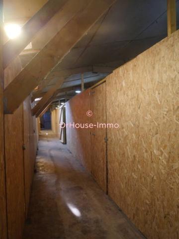 Parking / Box à vendre de 1 366 m²