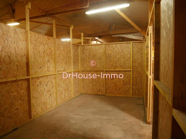Parking / Box à vendre de 1 366 m²
