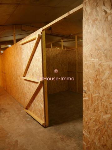 Parking / Box à vendre de 1 366 m²