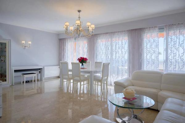 Vente                                                      Appartement
                        
                     3 pièces                      104 m2                     à Beausoleil