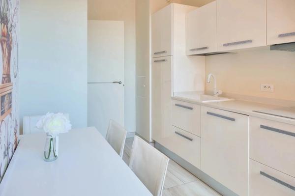 Vente                                                      Appartement
                        
                     3 pièces                      104 m2                     à Beausoleil