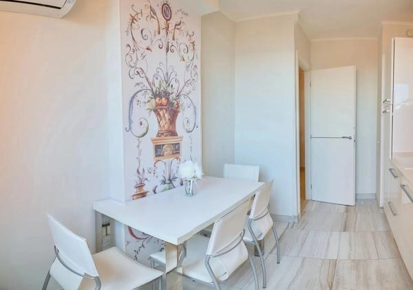 Vente                                                      Appartement
                        
                     3 pièces                      104 m2                     à Beausoleil