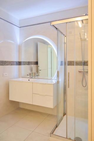 Vente                                                      Appartement
                        
                     3 pièces                      104 m2                     à Beausoleil