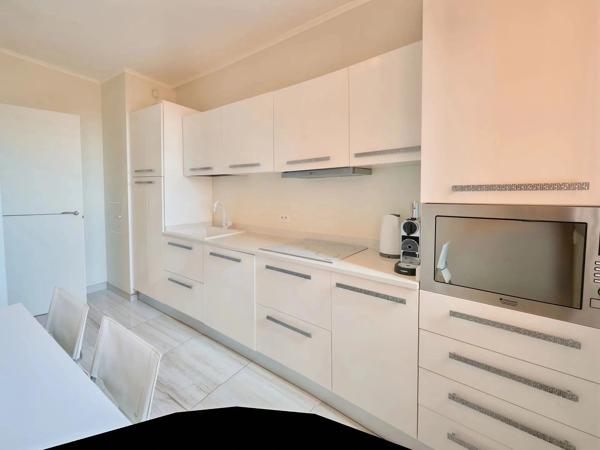 Vente                                                      Appartement
                        
                     3 pièces                      104 m2                     à Beausoleil