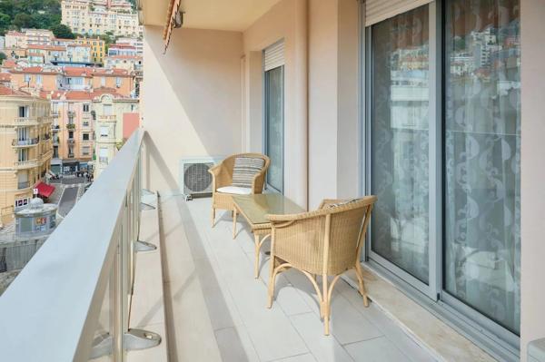Vente                                                      Appartement
                        
                     3 pièces                      104 m2                     à Beausoleil