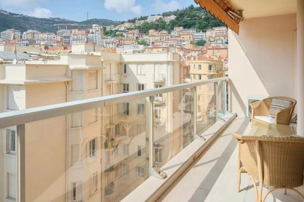 Vente                                                      Appartement
                        
                     3 pièces                      104 m2                     à Beausoleil