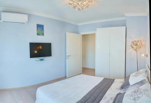 Vente                                                      Appartement
                        
                     3 pièces                      104 m2                     à Beausoleil