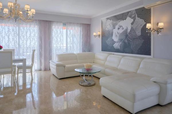 Vente                                                      Appartement
                        
                     3 pièces                      104 m2                     à Beausoleil