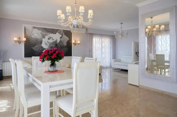 Vente                                                      Appartement
                        
                     3 pièces                      104 m2                     à Beausoleil
