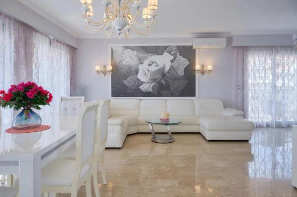 Vente                                                      Appartement
                        
                     3 pièces                      104 m2                     à Beausoleil