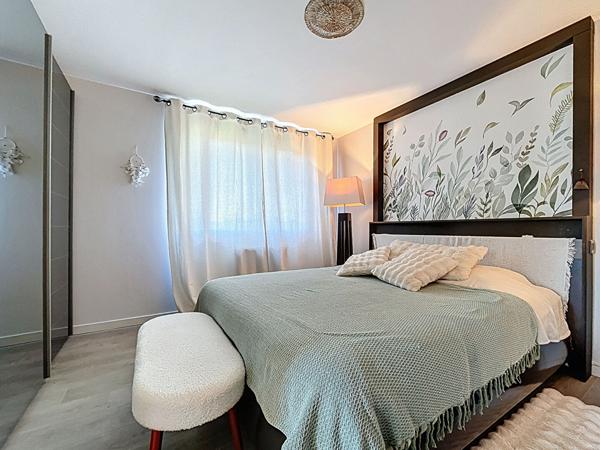 Villa Livron Sur Drome 7 pièce(s) 145 m2, jardin de 999m² piscine et plage en bois