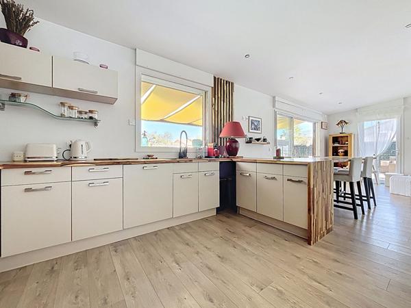 Villa Livron Sur Drome 7 pièce(s) 145 m2, jardin de 999m² piscine et plage en bois