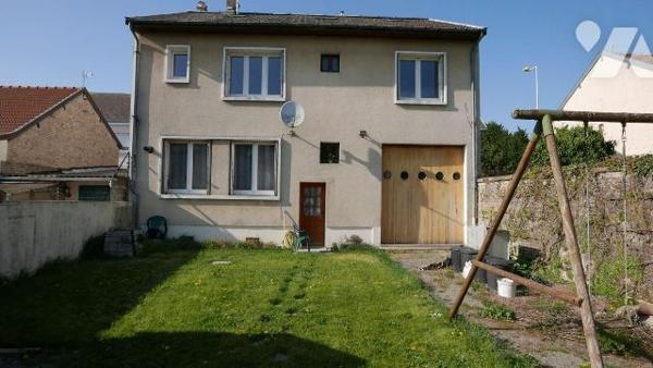 MAISON EN CENTRE VILLE.
A VENDRE A VOUZIERS. 

Maison individuelle comprenant :
RDC : coulo...