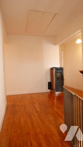 MAISON EN CENTRE VILLE.
A VENDRE A VOUZIERS. 

Maison individuelle comprenant :
RDC : coulo...