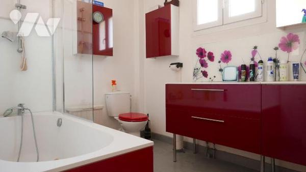 MAISON EN CENTRE VILLE.
A VENDRE A VOUZIERS. 

Maison individuelle comprenant :
RDC : coulo...