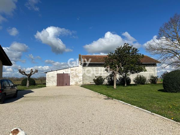 À Savenès _ Une propriété familiale avec dépendances, piscine et grand terrain arboré.