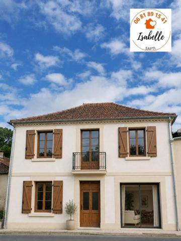 Ancienne maison en pierres et colombages avec de gros travaux