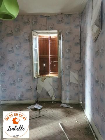 Ancienne maison en pierres et colombages avec de gros travaux