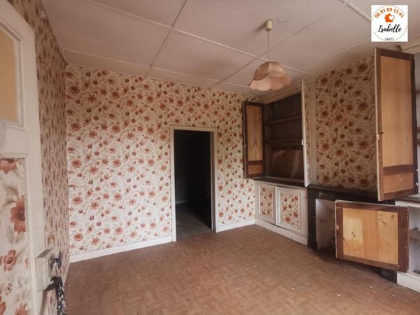 Ancienne maison en pierres et colombages avec de gros travaux