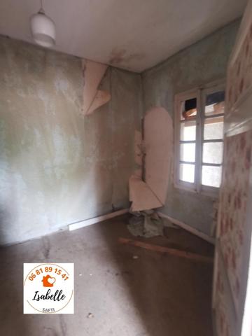 Ancienne maison en pierres et colombages avec de gros travaux
