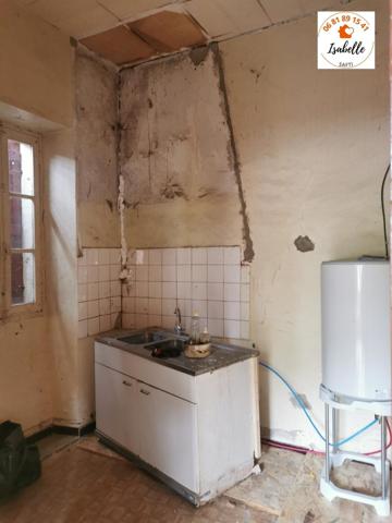 Ancienne maison en pierres et colombages avec de gros travaux