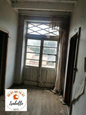 Ancienne maison en pierres et colombages avec de gros travaux