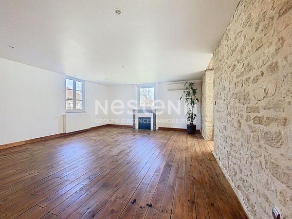 Maison Bourgeoise à vendre Terrasson Lavilledieu 280 m2, beaux volumes, 3 chambres dont une suite parentale, salon-salle à manger 60m2, Cuisine 20 m2, salle de détente 30m2, Garage 60m2, Dépendance 45m2, terrain arboré, Vue imprenable