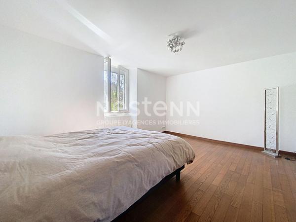 Maison Bourgeoise à vendre Terrasson Lavilledieu 280 m2, beaux volumes, 3 chambres dont une suite parentale, salon-salle à manger 60m2, Cuisine 20 m2, salle de détente 30m2, Garage 60m2, Dépendance 45m2, terrain arboré, Vue imprenable