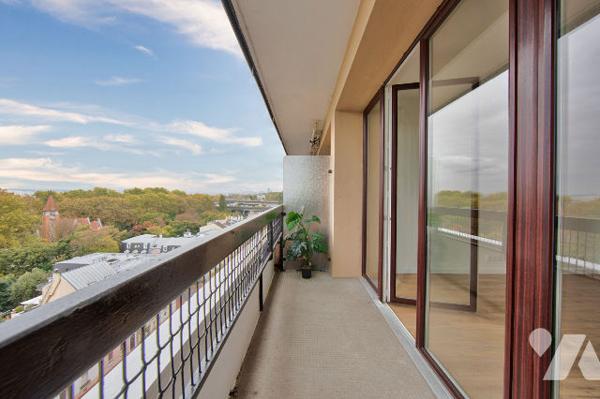 Dernier étage avec balcon et vue dégagée
