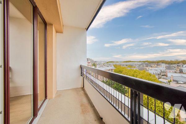 Dernier étage avec balcon et vue dégagée