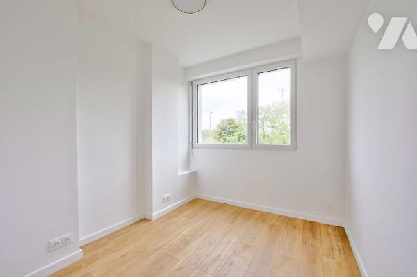 Dernier étage avec balcon et vue dégagée