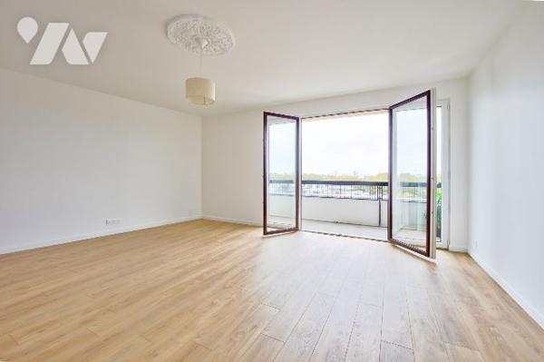 Dernier étage avec balcon et vue dégagée