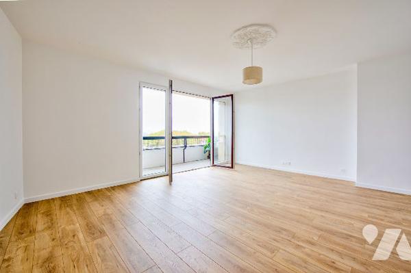 Dernier étage avec balcon et vue dégagée