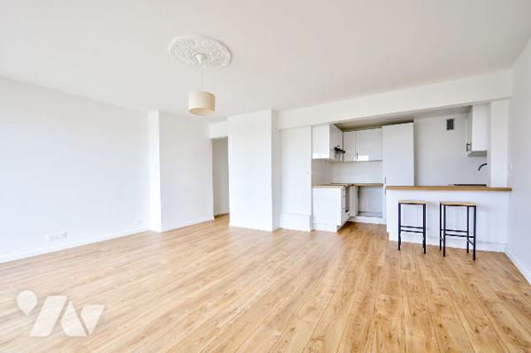 Dernier étage avec balcon et vue dégagée