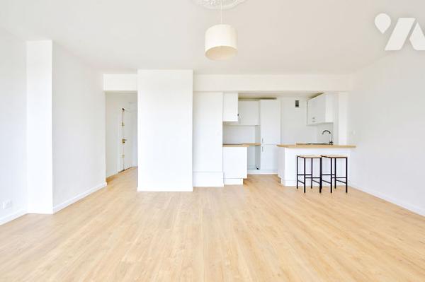 Dernier étage avec balcon et vue dégagée