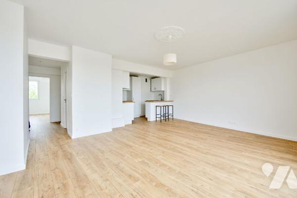 Dernier étage avec balcon et vue dégagée