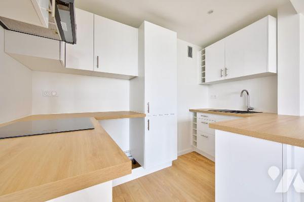 Dernier étage avec balcon et vue dégagée