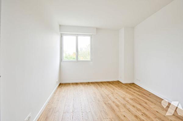 Dernier étage avec balcon et vue dégagée