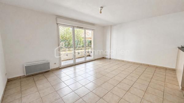 Situé à Miramas, dans le quartier des Chirons, découvrez cet appartement de type 3 d’environ 61 m² en rez-de-chaussée, au sein de la résidence sécurisée Place de l’Olivier.

L’appartement se compose d’une pièce de vie avec cuisine ouverte, donnant accès à une agréable terrasse. L’espace nuit comprend deux chambres, une salle de bains équipée d’une baignoire et d’un meuble double vasque, ainsi que des WC séparés.

Pour votre confort, le bien bénéficie de deux places de stationnement privatives.

La résidence sécurisée dispose également d’un gardien et d’une piscine, offrant un cadre de vie agréable à proximité des commodités de Miramas.

Les atouts :

• Appartement T3 de 61 m²
• Rez-de-chaussée
• Terrasse
• Deux chambres
• WC séparés
• Deux stationnements privatifs
• Résidence sécurisée avec gardien
• Piscine dans la résidence
• Quartier des Chirons à Miramas

Cet appartement à vendre à Miramas conviendra parfaitement à une résidence principale comme à un projet d’investissement locatif.

Pour obtenir davantage de renseignements ou organiser une visite, contactez Cyril BERTET, mandataire immobilier indépendant BSK Immobilier à Miramas.