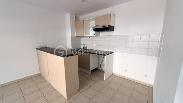 Situé à Miramas, dans le quartier des Chirons, découvrez cet appartement de type 3 d’environ 61 m² en rez-de-chaussée, au sein de la résidence sécurisée Place de l’Olivier.

L’appartement se compose d’une pièce de vie avec cuisine ouverte, donnant accès à une agréable terrasse. L’espace nuit comprend deux chambres, une salle de bains équipée d’une baignoire et d’un meuble double vasque, ainsi que des WC séparés.

Pour votre confort, le bien bénéficie de deux places de stationnement privatives.

La résidence sécurisée dispose également d’un gardien et d’une piscine, offrant un cadre de vie agréable à proximité des commodités de Miramas.

Les atouts :

• Appartement T3 de 61 m²
• Rez-de-chaussée
• Terrasse
• Deux chambres
• WC séparés
• Deux stationnements privatifs
• Résidence sécurisée avec gardien
• Piscine dans la résidence
• Quartier des Chirons à Miramas

Cet appartement à vendre à Miramas conviendra parfaitement à une résidence principale comme à un projet d’investissement locatif.

Pour obtenir davantage de renseignements ou organiser une visite, contactez Cyril BERTET, mandataire immobilier indépendant BSK Immobilier à Miramas.