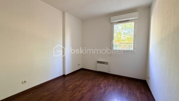 Situé à Miramas, dans le quartier des Chirons, découvrez cet appartement de type 3 d’environ 61 m² en rez-de-chaussée, au sein de la résidence sécurisée Place de l’Olivier.

L’appartement se compose d’une pièce de vie avec cuisine ouverte, donnant accès à une agréable terrasse. L’espace nuit comprend deux chambres, une salle de bains équipée d’une baignoire et d’un meuble double vasque, ainsi que des WC séparés.

Pour votre confort, le bien bénéficie de deux places de stationnement privatives.

La résidence sécurisée dispose également d’un gardien et d’une piscine, offrant un cadre de vie agréable à proximité des commodités de Miramas.

Les atouts :

• Appartement T3 de 61 m²
• Rez-de-chaussée
• Terrasse
• Deux chambres
• WC séparés
• Deux stationnements privatifs
• Résidence sécurisée avec gardien
• Piscine dans la résidence
• Quartier des Chirons à Miramas

Cet appartement à vendre à Miramas conviendra parfaitement à une résidence principale comme à un projet d’investissement locatif.

Pour obtenir davantage de renseignements ou organiser une visite, contactez Cyril BERTET, mandataire immobilier indépendant BSK Immobilier à Miramas.