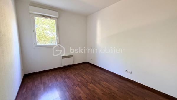 Situé à Miramas, dans le quartier des Chirons, découvrez cet appartement de type 3 d’environ 61 m² en rez-de-chaussée, au sein de la résidence sécurisée Place de l’Olivier.

L’appartement se compose d’une pièce de vie avec cuisine ouverte, donnant accès à une agréable terrasse. L’espace nuit comprend deux chambres, une salle de bains équipée d’une baignoire et d’un meuble double vasque, ainsi que des WC séparés.

Pour votre confort, le bien bénéficie de deux places de stationnement privatives.

La résidence sécurisée dispose également d’un gardien et d’une piscine, offrant un cadre de vie agréable à proximité des commodités de Miramas.

Les atouts :

• Appartement T3 de 61 m²
• Rez-de-chaussée
• Terrasse
• Deux chambres
• WC séparés
• Deux stationnements privatifs
• Résidence sécurisée avec gardien
• Piscine dans la résidence
• Quartier des Chirons à Miramas

Cet appartement à vendre à Miramas conviendra parfaitement à une résidence principale comme à un projet d’investissement locatif.

Pour obtenir davantage de renseignements ou organiser une visite, contactez Cyril BERTET, mandataire immobilier indépendant BSK Immobilier à Miramas.