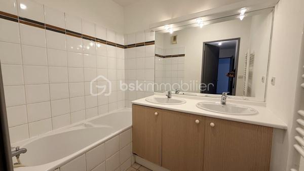 Situé à Miramas, dans le quartier des Chirons, découvrez cet appartement de type 3 d’environ 61 m² en rez-de-chaussée, au sein de la résidence sécurisée Place de l’Olivier.

L’appartement se compose d’une pièce de vie avec cuisine ouverte, donnant accès à une agréable terrasse. L’espace nuit comprend deux chambres, une salle de bains équipée d’une baignoire et d’un meuble double vasque, ainsi que des WC séparés.

Pour votre confort, le bien bénéficie de deux places de stationnement privatives.

La résidence sécurisée dispose également d’un gardien et d’une piscine, offrant un cadre de vie agréable à proximité des commodités de Miramas.

Les atouts :

• Appartement T3 de 61 m²
• Rez-de-chaussée
• Terrasse
• Deux chambres
• WC séparés
• Deux stationnements privatifs
• Résidence sécurisée avec gardien
• Piscine dans la résidence
• Quartier des Chirons à Miramas

Cet appartement à vendre à Miramas conviendra parfaitement à une résidence principale comme à un projet d’investissement locatif.

Pour obtenir davantage de renseignements ou organiser une visite, contactez Cyril BERTET, mandataire immobilier indépendant BSK Immobilier à Miramas.