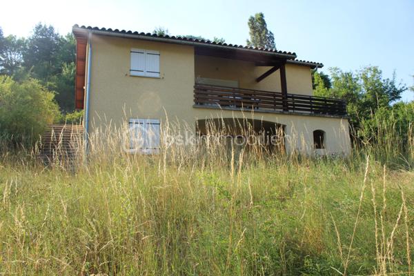 Coup de cœur pour cette jolie villa située sur les hauteurs d’un petit village de moyenne montagne, offrant une vue sur les montagnes et un environnement calme et authentique. Vous bénéficiez ainsi  d’un climat généralement plus agréable en été qu’en vallée, tout en restant à proximité des commodités.
Vous recherchez de l’espace, du calme, une belle vue et du potentiel ? Cette maison pourrait bien vous séduire !

⭐ LES ATOUTS DE LA PROPRIÉTÉ
•	94 m² habitables
•	3 chambres
•	Belle pièce de vie lumineuse et chaleureuse 35 m² avec baies coulissantes 
•	Grande cuisine de 17 m² entièrement équipée
•	Terrasse semi-couverte de 20 m² avec vue dégagée sur la montagne
•	Terrain de 2 600 m²
•	Sous-sol de 104 m² aménageable
•	Poêle à bois central
•	Radiateurs électriques dernière génération, programmables
•	Belle exposition 


La maison se compose d’une agréable pièce de vie , de 3 chambres et d’une grande cuisine de 17 m² entièrement équipée, offrant un bel espace pour cuisiner et partager les repas en famille.
Le poêle à bois central apporte une atmosphère chaleureuse et une agréable chaleur lors des soirées d’hiver. Il est complété par des radiateurs électriques dernière génération programmables.
À l’extérieur, vous profiterez d’une terrasse semi-couverte de 20 m², idéale pour les repas en plein air, les moments de détente ou simplement pour admirer la vue.
Le sous-sol de 104 m² représente un véritable atout et offre de nombreuses possibilités d’aménagement selon vos besoins : garage, atelier, stockage, salle de loisirs, espace professionnel ou création de pièces supplémentaires, sous réserve des autorisations nécessaires.
ainsi que sur une partie du terrain où le sous-sol d’une deuxième villa est déjà construit. Cette réalisation ouvre la porte à différents projets : selon les possibilités offertes par les règles d’urbanisme.

La propriété est située dans un petit village de moyenne montagne, sur les hauteurs.

📍 Environ 10 minutes des commerces et de l’école.
📍 Environ 15 minutes des villes voisines avec toutes les commodités : médecins, pharmacie, commerces, écoles et collège.

Cette maison conviendra parfaitement à une famille à la recherche d’un cadre de vie paisible, mais également à ceux qui souhaitent acquérir une propriété avec du terrain avec des possibilités d’évolution.
