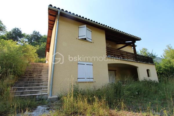 Coup de cœur pour cette jolie villa située sur les hauteurs d’un petit village de moyenne montagne, offrant une vue sur les montagnes et un environnement calme et authentique. Vous bénéficiez ainsi  d’un climat généralement plus agréable en été qu’en vallée, tout en restant à proximité des commodités.
Vous recherchez de l’espace, du calme, une belle vue et du potentiel ? Cette maison pourrait bien vous séduire !

⭐ LES ATOUTS DE LA PROPRIÉTÉ
•	94 m² habitables
•	3 chambres
•	Belle pièce de vie lumineuse et chaleureuse 35 m² avec baies coulissantes 
•	Grande cuisine de 17 m² entièrement équipée
•	Terrasse semi-couverte de 20 m² avec vue dégagée sur la montagne
•	Terrain de 2 600 m²
•	Sous-sol de 104 m² aménageable
•	Poêle à bois central
•	Radiateurs électriques dernière génération, programmables
•	Belle exposition 


La maison se compose d’une agréable pièce de vie , de 3 chambres et d’une grande cuisine de 17 m² entièrement équipée, offrant un bel espace pour cuisiner et partager les repas en famille.
Le poêle à bois central apporte une atmosphère chaleureuse et une agréable chaleur lors des soirées d’hiver. Il est complété par des radiateurs électriques dernière génération programmables.
À l’extérieur, vous profiterez d’une terrasse semi-couverte de 20 m², idéale pour les repas en plein air, les moments de détente ou simplement pour admirer la vue.
Le sous-sol de 104 m² représente un véritable atout et offre de nombreuses possibilités d’aménagement selon vos besoins : garage, atelier, stockage, salle de loisirs, espace professionnel ou création de pièces supplémentaires, sous réserve des autorisations nécessaires.
ainsi que sur une partie du terrain où le sous-sol d’une deuxième villa est déjà construit. Cette réalisation ouvre la porte à différents projets : selon les possibilités offertes par les règles d’urbanisme.

La propriété est située dans un petit village de moyenne montagne, sur les hauteurs.

📍 Environ 10 minutes des commerces et de l’école.
📍 Environ 15 minutes des villes voisines avec toutes les commodités : médecins, pharmacie, commerces, écoles et collège.

Cette maison conviendra parfaitement à une famille à la recherche d’un cadre de vie paisible, mais également à ceux qui souhaitent acquérir une propriété avec du terrain avec des possibilités d’évolution.