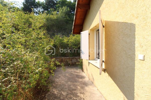 Coup de cœur pour cette jolie villa située sur les hauteurs d’un petit village de moyenne montagne, offrant une vue sur les montagnes et un environnement calme et authentique. Vous bénéficiez ainsi  d’un climat généralement plus agréable en été qu’en vallée, tout en restant à proximité des commodités.
Vous recherchez de l’espace, du calme, une belle vue et du potentiel ? Cette maison pourrait bien vous séduire !

⭐ LES ATOUTS DE LA PROPRIÉTÉ
•	94 m² habitables
•	3 chambres
•	Belle pièce de vie lumineuse et chaleureuse 35 m² avec baies coulissantes 
•	Grande cuisine de 17 m² entièrement équipée
•	Terrasse semi-couverte de 20 m² avec vue dégagée sur la montagne
•	Terrain de 2 600 m²
•	Sous-sol de 104 m² aménageable
•	Poêle à bois central
•	Radiateurs électriques dernière génération, programmables
•	Belle exposition 


La maison se compose d’une agréable pièce de vie , de 3 chambres et d’une grande cuisine de 17 m² entièrement équipée, offrant un bel espace pour cuisiner et partager les repas en famille.
Le poêle à bois central apporte une atmosphère chaleureuse et une agréable chaleur lors des soirées d’hiver. Il est complété par des radiateurs électriques dernière génération programmables.
À l’extérieur, vous profiterez d’une terrasse semi-couverte de 20 m², idéale pour les repas en plein air, les moments de détente ou simplement pour admirer la vue.
Le sous-sol de 104 m² représente un véritable atout et offre de nombreuses possibilités d’aménagement selon vos besoins : garage, atelier, stockage, salle de loisirs, espace professionnel ou création de pièces supplémentaires, sous réserve des autorisations nécessaires.
ainsi que sur une partie du terrain où le sous-sol d’une deuxième villa est déjà construit. Cette réalisation ouvre la porte à différents projets : selon les possibilités offertes par les règles d’urbanisme.

La propriété est située dans un petit village de moyenne montagne, sur les hauteurs.

📍 Environ 10 minutes des commerces et de l’école.
📍 Environ 15 minutes des villes voisines avec toutes les commodités : médecins, pharmacie, commerces, écoles et collège.

Cette maison conviendra parfaitement à une famille à la recherche d’un cadre de vie paisible, mais également à ceux qui souhaitent acquérir une propriété avec du terrain avec des possibilités d’évolution.