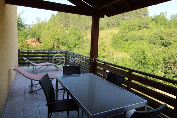 Coup de cœur pour cette jolie villa située sur les hauteurs d’un petit village de moyenne montagne, offrant une vue sur les montagnes et un environnement calme et authentique. Vous bénéficiez ainsi  d’un climat généralement plus agréable en été qu’en vallée, tout en restant à proximité des commodités.
Vous recherchez de l’espace, du calme, une belle vue et du potentiel ? Cette maison pourrait bien vous séduire !

⭐ LES ATOUTS DE LA PROPRIÉTÉ
•	94 m² habitables
•	3 chambres
•	Belle pièce de vie lumineuse et chaleureuse 35 m² avec baies coulissantes 
•	Grande cuisine de 17 m² entièrement équipée
•	Terrasse semi-couverte de 20 m² avec vue dégagée sur la montagne
•	Terrain de 2 600 m²
•	Sous-sol de 104 m² aménageable
•	Poêle à bois central
•	Radiateurs électriques dernière génération, programmables
•	Belle exposition 


La maison se compose d’une agréable pièce de vie , de 3 chambres et d’une grande cuisine de 17 m² entièrement équipée, offrant un bel espace pour cuisiner et partager les repas en famille.
Le poêle à bois central apporte une atmosphère chaleureuse et une agréable chaleur lors des soirées d’hiver. Il est complété par des radiateurs électriques dernière génération programmables.
À l’extérieur, vous profiterez d’une terrasse semi-couverte de 20 m², idéale pour les repas en plein air, les moments de détente ou simplement pour admirer la vue.
Le sous-sol de 104 m² représente un véritable atout et offre de nombreuses possibilités d’aménagement selon vos besoins : garage, atelier, stockage, salle de loisirs, espace professionnel ou création de pièces supplémentaires, sous réserve des autorisations nécessaires.
ainsi que sur une partie du terrain où le sous-sol d’une deuxième villa est déjà construit. Cette réalisation ouvre la porte à différents projets : selon les possibilités offertes par les règles d’urbanisme.

La propriété est située dans un petit village de moyenne montagne, sur les hauteurs.

📍 Environ 10 minutes des commerces et de l’école.
📍 Environ 15 minutes des villes voisines avec toutes les commodités : médecins, pharmacie, commerces, écoles et collège.

Cette maison conviendra parfaitement à une famille à la recherche d’un cadre de vie paisible, mais également à ceux qui souhaitent acquérir une propriété avec du terrain avec des possibilités d’évolution.