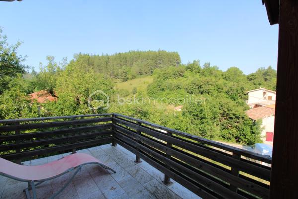 Coup de cœur pour cette jolie villa située sur les hauteurs d’un petit village de moyenne montagne, offrant une vue sur les montagnes et un environnement calme et authentique. Vous bénéficiez ainsi  d’un climat généralement plus agréable en été qu’en vallée, tout en restant à proximité des commodités.
Vous recherchez de l’espace, du calme, une belle vue et du potentiel ? Cette maison pourrait bien vous séduire !

⭐ LES ATOUTS DE LA PROPRIÉTÉ
•	94 m² habitables
•	3 chambres
•	Belle pièce de vie lumineuse et chaleureuse 35 m² avec baies coulissantes 
•	Grande cuisine de 17 m² entièrement équipée
•	Terrasse semi-couverte de 20 m² avec vue dégagée sur la montagne
•	Terrain de 2 600 m²
•	Sous-sol de 104 m² aménageable
•	Poêle à bois central
•	Radiateurs électriques dernière génération, programmables
•	Belle exposition 


La maison se compose d’une agréable pièce de vie , de 3 chambres et d’une grande cuisine de 17 m² entièrement équipée, offrant un bel espace pour cuisiner et partager les repas en famille.
Le poêle à bois central apporte une atmosphère chaleureuse et une agréable chaleur lors des soirées d’hiver. Il est complété par des radiateurs électriques dernière génération programmables.
À l’extérieur, vous profiterez d’une terrasse semi-couverte de 20 m², idéale pour les repas en plein air, les moments de détente ou simplement pour admirer la vue.
Le sous-sol de 104 m² représente un véritable atout et offre de nombreuses possibilités d’aménagement selon vos besoins : garage, atelier, stockage, salle de loisirs, espace professionnel ou création de pièces supplémentaires, sous réserve des autorisations nécessaires.
ainsi que sur une partie du terrain où le sous-sol d’une deuxième villa est déjà construit. Cette réalisation ouvre la porte à différents projets : selon les possibilités offertes par les règles d’urbanisme.

La propriété est située dans un petit village de moyenne montagne, sur les hauteurs.

📍 Environ 10 minutes des commerces et de l’école.
📍 Environ 15 minutes des villes voisines avec toutes les commodités : médecins, pharmacie, commerces, écoles et collège.

Cette maison conviendra parfaitement à une famille à la recherche d’un cadre de vie paisible, mais également à ceux qui souhaitent acquérir une propriété avec du terrain avec des possibilités d’évolution.