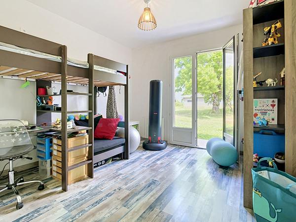 Maison de plain pied, 4 chambres à Lannes - Grand terrain dépendance et piscine